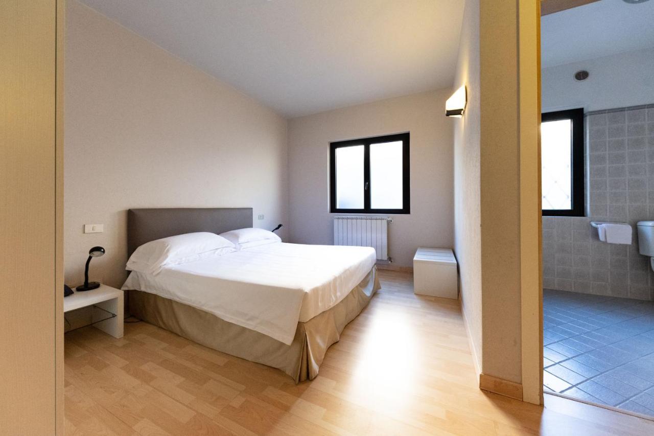 Hotel Miranda Riva di Solto Luaran gambar