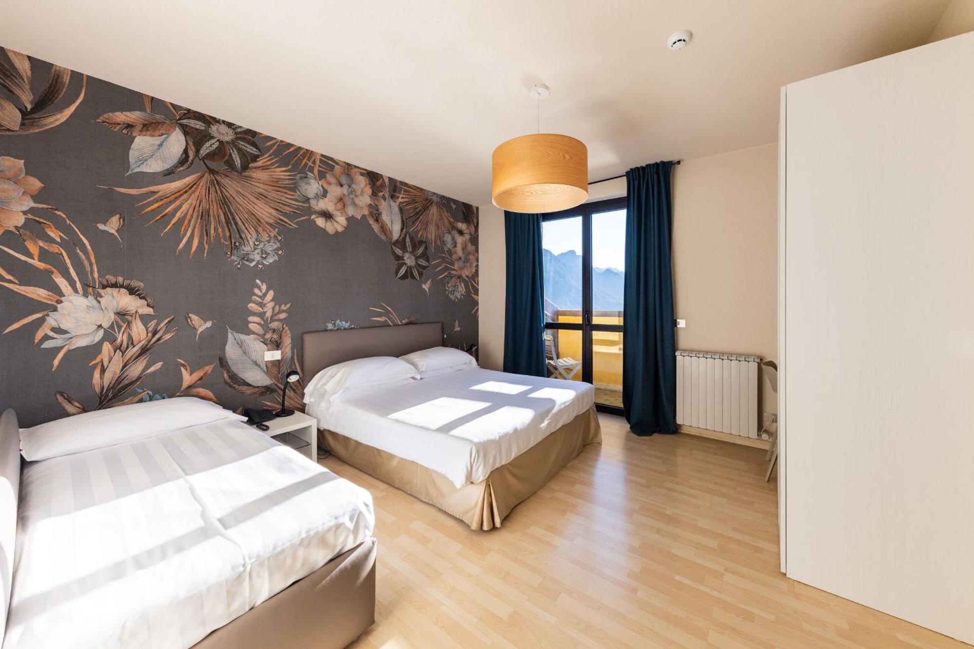Hotel Miranda Riva di Solto Luaran gambar