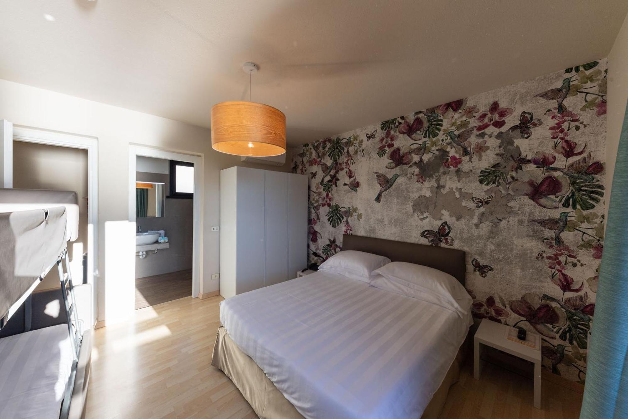 Hotel Miranda Riva di Solto Luaran gambar